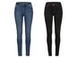 Zwei Paar Skinny Jeans, eine blaue und eine schwarze.