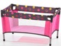 Ein rosa Babybett mit einer grau-weißen gestreiften Bettdecke.