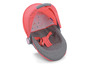 Ein rosa Babyautositz mit Herzchenmuster.