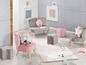 Zwei rosa Samt-Kinderstühle mit Kissen und ein grauer sternförmiger Hocker in einem Kinderzimmer.