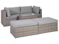 Rattan-Lounge-Set mit grauen Kissen und Glastischplatte.