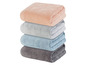 Ein Stapel Handtücher in verschiedenen Farben