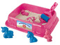 Eine rosafarbene Sandkiste mit Play-Doh Modellier-Sand und Pferdefiguren.
