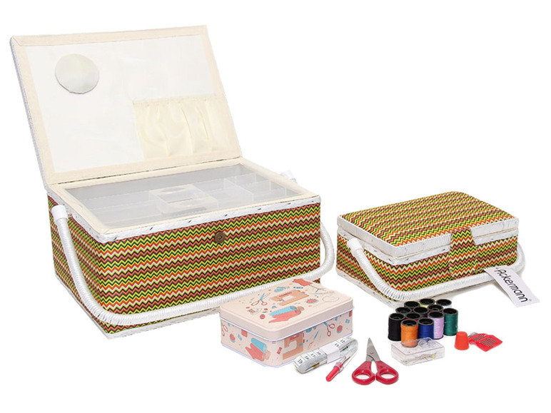 Zwei Nähkästen mit Zickzackmuster und verschiedenen Nähutensilien.