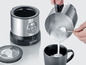Ein Severin Milchaufschäumer, der warme, schaumige Milch in eine Tasse gießt.