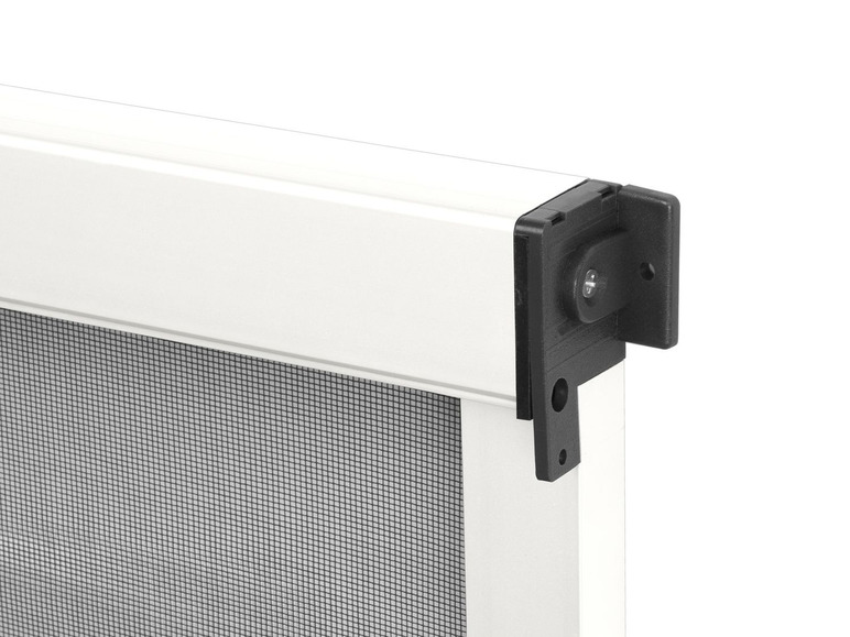 Detail einer weißen Fliegengittertür mit schwarzem Beschlag.