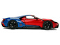 Ein blaues und rotes Spielzeugauto Ford GT mit Spider-Man-Motiv.