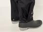 Schwarze Regenhose mit zwei Sternen und Gummistiefeln.