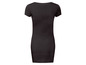 Ein schwarzes T-Shirt-Kleid mit kurzen Ärmeln.