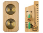 Zwei Holz-Saunathermometer, eines mit Hygrometer und eines mit Sanduhr.
