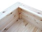 Ein Holzpflanzenkasten mit sichtbarer Holzmaserung.
