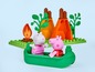 Peppa Pig Figuren in einem Kanu mit einem Camping-Set mit Zelten.