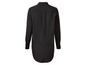 Ein schwarzes Hemd mit langen Ärmeln.
