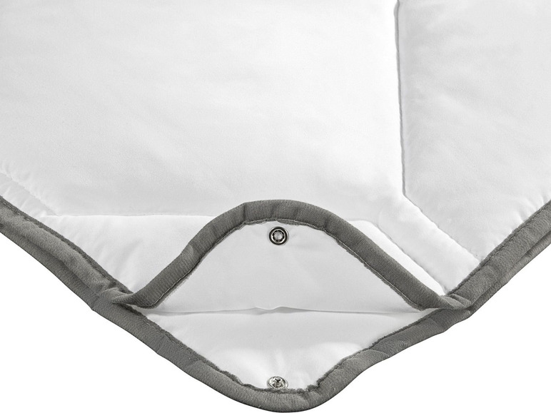 Gehe zu Vollbildansicht: BADENIA TRENDLINE 4-Jahreszeiten-Bettdecke, zweilagig, knöpfbar, kochfest, aus Mikrofaser - Bild 5