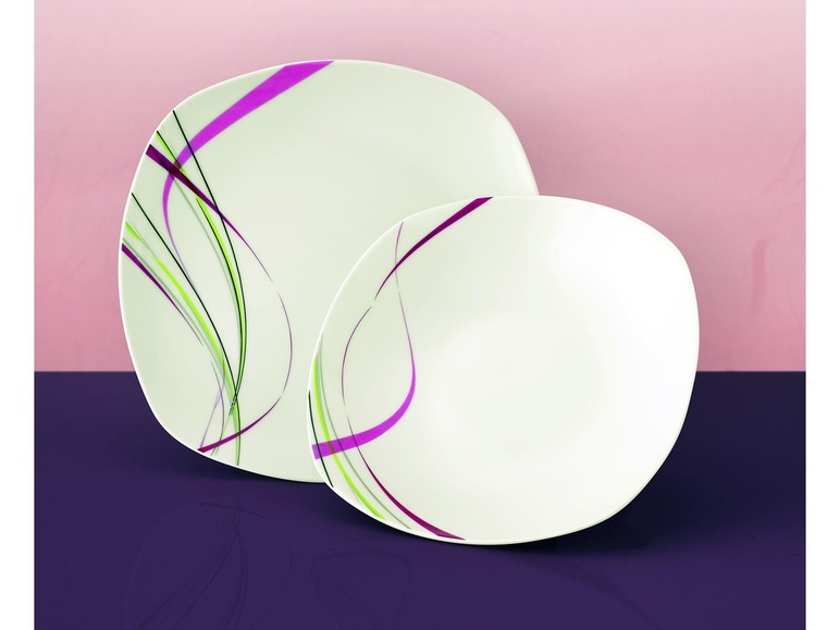 Ein Set weißer Teller mit einem abstrakten Design in Lila und Grün.