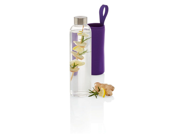 Glasflasche mit Infuser, lila Neoprenhülle und Ingwer.