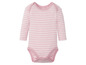 Ein rosa gestreifter Baby-Body mit langen Ärmeln.
