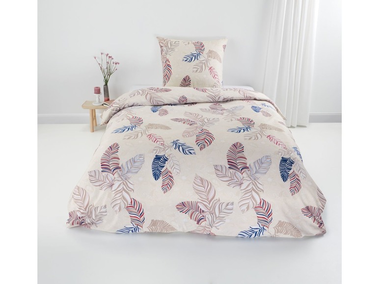 Beige Bettbezug mit tropischem Blättermuster.