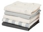 Stapel mit Babytüchern mit Tierprint, einfarbigen und gestreiften Designs.