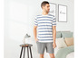 Mann trägt ein gestreiftes T-Shirt und graue Pyjama-Shorts.