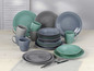 Ein Geschirr-Set mit grünen und grauen Tellern und Tassen.