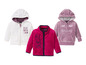 Drei Baby-Fleecejacken mit Kapuze, zwei weiß mit Druck und eine rosa mit 'Dance Dreams'.