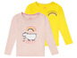 Zwei Langarmshirts für Mädchen, eines rosa mit einem Nilpferd und einem Regenbogen, eines gelb mit einem Regenbogen und dem Text 'my happy place'.