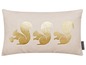 Beige Kissen mit drei goldenen Eichhörnchen