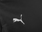 Schwarzes Kleidungsstück mit weißem Puma-Logo.
