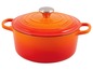 Ein orangefarbener Le Creuset Topf mit Deckel.