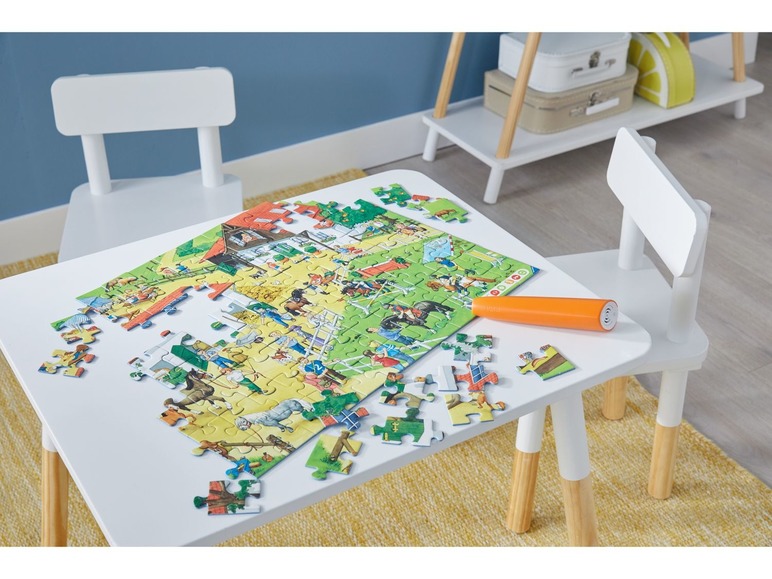 Ein unvollständiges Puzzle mit Pferden und einem Bauernhof auf einem weißen Tisch.