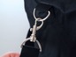 Eine schwarze Tasche mit einem silbernen Karabinerhaken.