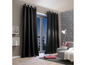 Schwarze Vorhänge mit Ösen in einem modernen Interieur.