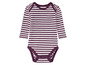 Ein gestreiftes Baby-Body mit langen Ärmeln.