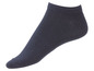Ein dunkelblauer Knöchelsocken.