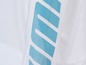 Weißes T-Shirt mit einem blauen Streifen am Ärmel.