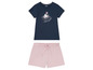 Ein blaues T-Shirt mit kurzen Ärmeln und rosa Shorts, Pyjama-Set.