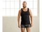 Mann in schwarzem Tanktop und grauen Boxershorts.