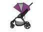 Ein schwarzer Britax B-Agile Kinderwagen mit einem lila Verdeck.