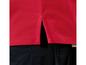 Ein rotes Poloshirt mit seitlichem Schlitz.