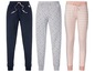 Drei Paar Pyjama-Hosen: eine dunkelblau, eine mit Blumenmuster und eine gestreift.