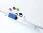 Ein Whiteboard mit magnetischem Radierer, Stift und Magneten.