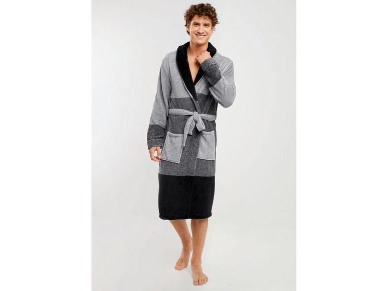 Mann trägt einen grauen und schwarzen Bademantel.