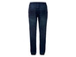 Dunkelblaue Jeans mit Gummizug an Taille und Beinen.