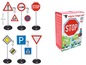 Ein Set Spielzeug-Verkehrsschilder, darunter ein Stoppschild, ein Parkverbotsschild und ein Schild für eine Vorfahrtsstraße.