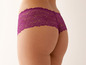 Lilafarbene String-Höschen mit Spitze.