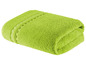 Ein zusammen gefaltetes Handtuch in Hellgrün mit dunkelgrünem Rand.
