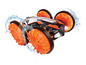 Ein orange-schwarzes RC-Auto mit großen Rädern, das auf dem Wasser fährt.