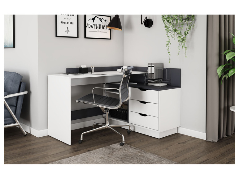 Ein weißer Schreibtisch mit einer grauen Schublade, einem schwarzen Bürostuhl und einem Metallorganizer.
