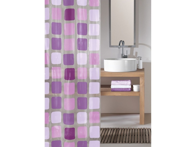 Eine Duschvorhang mit geometrischem Muster in Rosa- und Lilatönen.